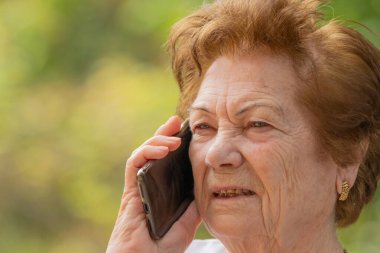 Dışarıda cep telefonu ya da akıllı telefon kullanan son sınıf öğrencisi.