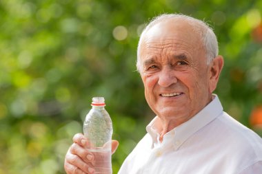 Yazın son sınıf öğrencisi su içiyor.