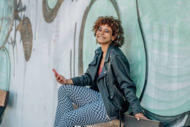 Sokaktaki cep telefonlu şehir kızı.