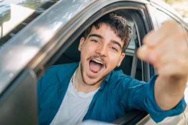 Genç ya da nobel sürücüsü coşkulu arabada kutlama yapıyor.