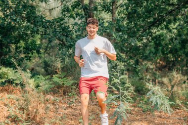 Genç adam ülkeyi boydan boya koşuyor.