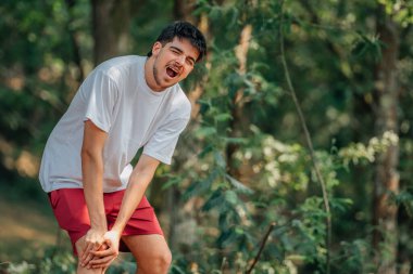 Acı ifadesi olan yaralı bir sporcu