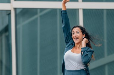 Başarıyı kutlayan heyecanlı ya da coşkulu iş kadını