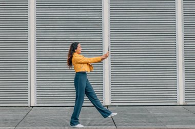 Sokakta cep telefonlu bir kadın.