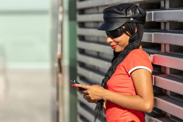 Městská Dívka Slunečních Brýlích Ulici Mobilním Telefonem Stock Snímky