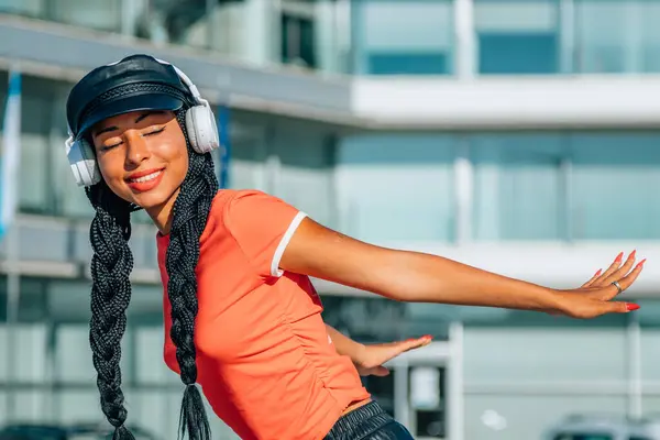 Urban Meisje Met Koptelefoon Genieten Van Het Luisteren Naar Muziek Stockfoto