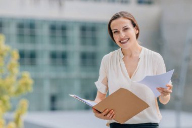 İşletme belgeleri ile gülümseyen