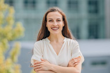 Dışarıdaki kadının portresi kameraya özgüvenle bakıyor.