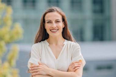 Dışarıdaki kadının portresi kameraya özgüvenle bakıyor.