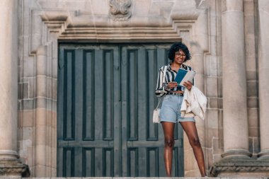 Seyahat rehberi ya da haritası olan turist kadın.