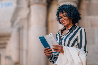 Seyahat rehberi ya da haritası olan turist kadın.