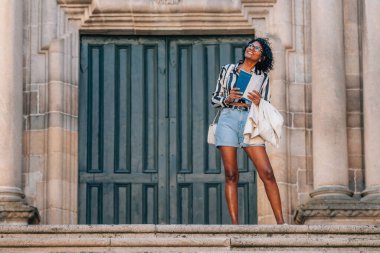 Seyahat rehberi ya da haritası olan turist kadın.