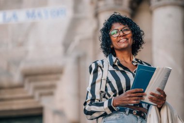 Seyahat rehberi ya da haritası olan turist kadın.