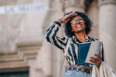 Seyahat rehberi ya da haritası olan turist kadın.