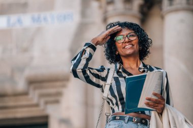 Seyahat rehberi ya da haritası olan turist kadın.
