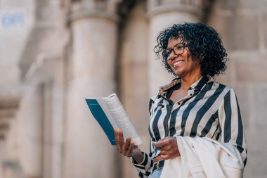Seyahat rehberi ya da haritası olan turist kadın.