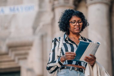 Seyahat rehberi ya da haritası olan turist kadın.