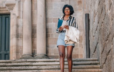 Seyahat rehberi ya da haritası olan turist kadın.