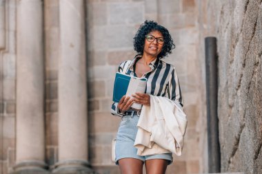 Seyahat rehberi ya da haritası olan turist kadın.