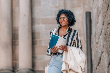 Rehber ya da kitaplı seyahat kadını