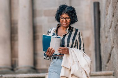 Rehber ya da kitaplı seyahat kadını