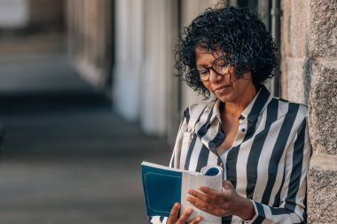 Siyah bir kadın haritayla sokaklarda dolaşıyor.