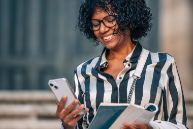 gezgin kadın cep telefonuna bakıyor.