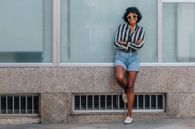 Sokakta orta yaşlı Latin bir kadın var.