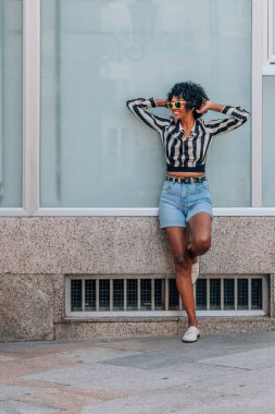 Sokakta orta yaşlı Latin bir kadın var.