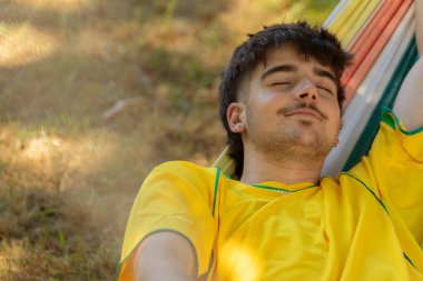 Yazın genç adam hamakta dinleniyor.