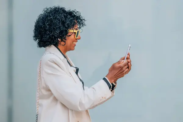 Mujer Mediana Edad Caminando Mirando Teléfono Móvil Imagen De Stock