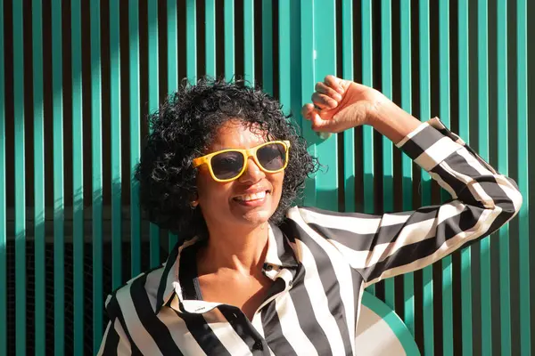 Latinamerikansk Kvinna Gatan Med Solglasögon Leende Stockfoto