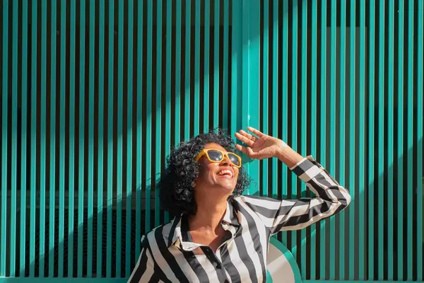 Lateinische Frau Auf Der Straße Mit Sonnenbrille Lächelnd lizenzfreie Stockbilder