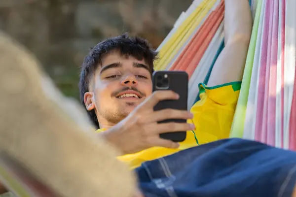 Joven Verano Hamaca Descansando Relajado Con Teléfono Móvil Imagen De Stock