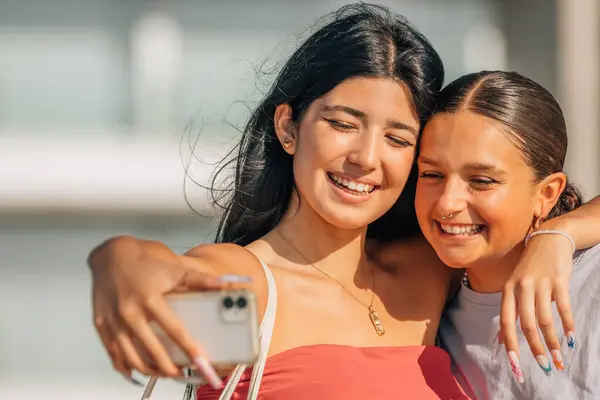 Kızlar Sokakta Cep Telefonu Kaydıyla Eğleniyorlar Selfie Çekiyorlar Stok Resim
