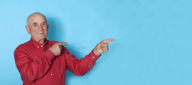 yaşlı adam arka planda izole