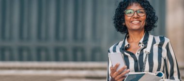 Cep telefonu ve haritası olan turist bir kadın.