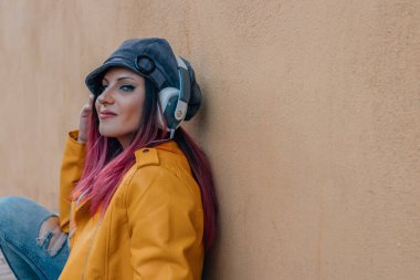 Kulaklık takan şehirli kız.