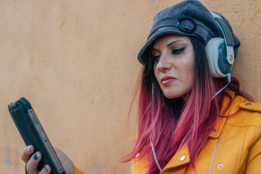 Kulaklıklı ve cep telefonlu şehir kızı.