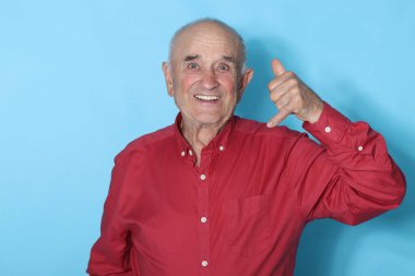 yaşlı adam arka planda izole