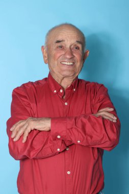 yaşlı adam arka planda izole