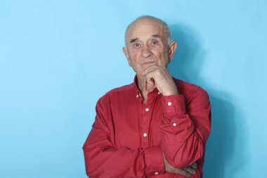 yaşlı adam arka planda izole