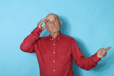 yaşlı adam arka planda izole