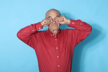 yaşlı adam arka planda izole