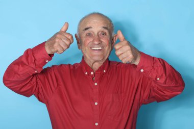 yaşlı adam arka planda izole