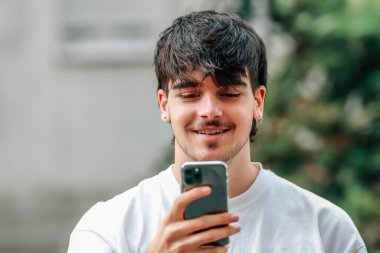 Cep telefonuna bakan genç adamın portresi