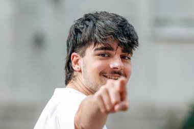 Gülümseyen genç adamın portresi