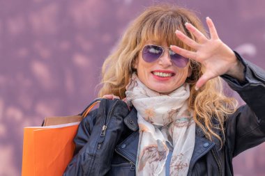 Alışveriş kadını kameraya bakıyor.