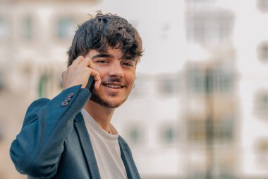 İş adamı ya da sokakta cep telefonu olan üniversite öğrencisi.