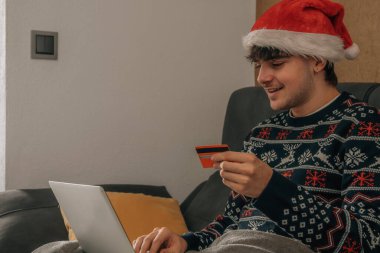 Noel 'de bilgisayar alışverişi yapan genç adam.